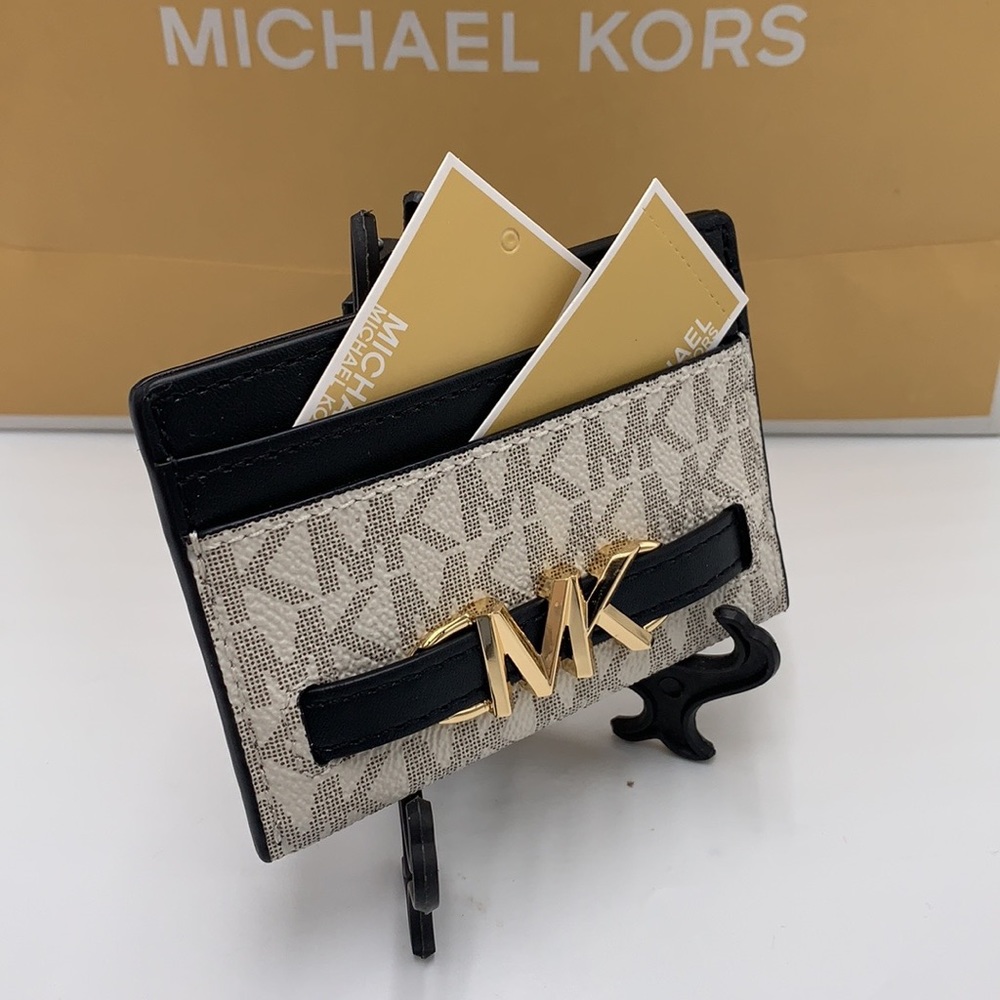 MICHAEL KORS
Reed Large Card Holder
Case Wallet
COLOR: VANILLA BLACK SIG…